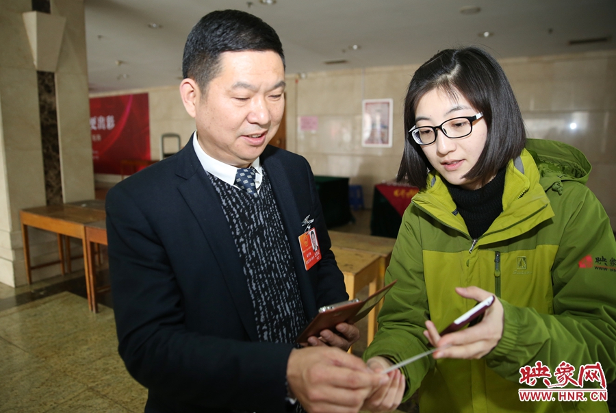 幫代表使用大象融媒映象網微信打印機現場打印照片。 幫代表使用大象融媒映象網微信打印機現場打印照片。