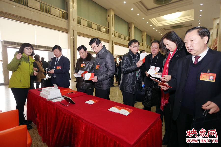 向代表、委員講解大象融媒旗下出品的新聞產品。 向代表、委員講解大象融媒旗下出品的新聞產品。