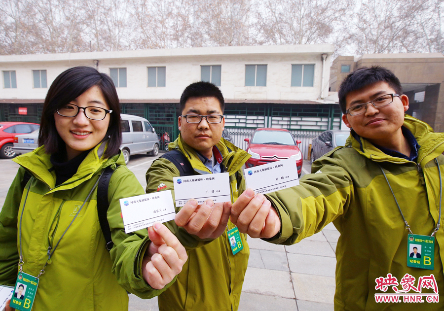 南樂天和同事展示新印制的大象融媒名片。 南樂天和同事展示新印制的大象融媒名片。