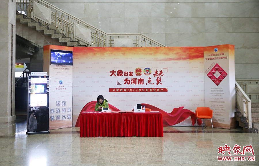 工作間隙還要更新映象網兩會微博。 工作間隙還要更新映象網兩會微博。