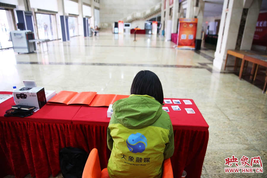 一個人的堅守在工作崗位。 一個人的堅守在工作崗位。