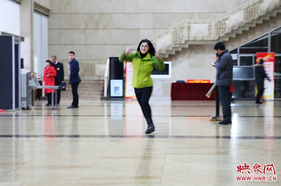 南樂天完成一個采訪后,興奮的跳了起來。 南樂天完成一個采訪后,興奮的跳了起來。