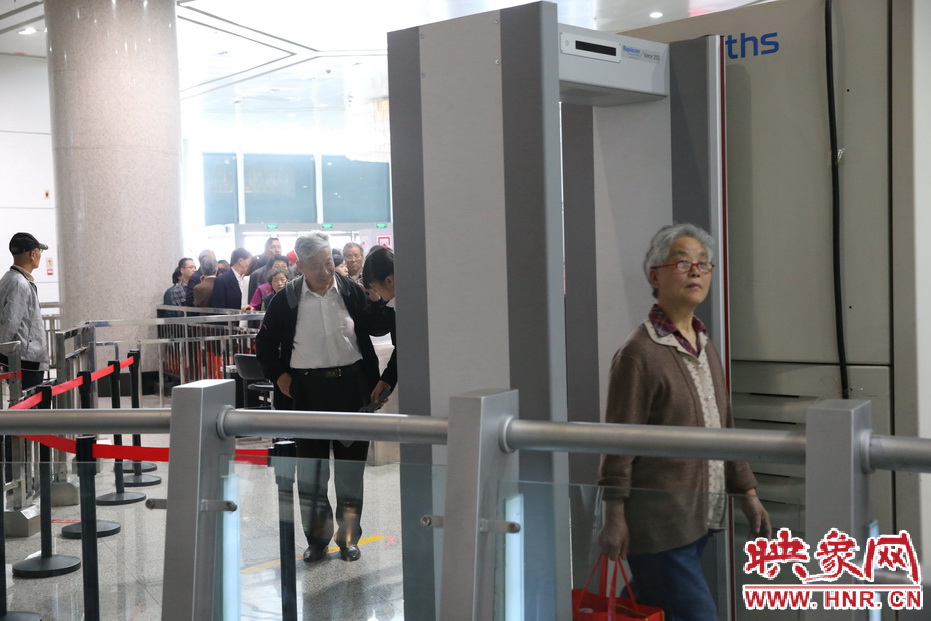 勞模排隊進入福塔參觀