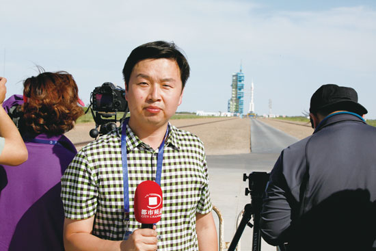 劉瑞鋒回憶,從“神舟十號”在視線中出現到消失的兩分鐘內,他們的兩臺攝像機、一臺照相機就在不停地拍、拍 劉瑞鋒回憶,從“神舟十號”在視線中出現到消失的兩分鐘內,他們的兩臺攝像機、一臺照相機就在不停地拍、拍