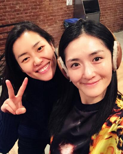 謝娜曬與超模劉雯合影 網友：你是站在凳子上吧