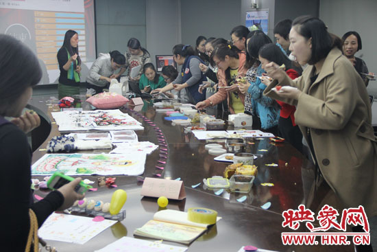 比賽現場熱鬧非凡,各位女神競相展示自己的作品 比賽現場熱鬧非凡,各位女神競相展示自己的作品