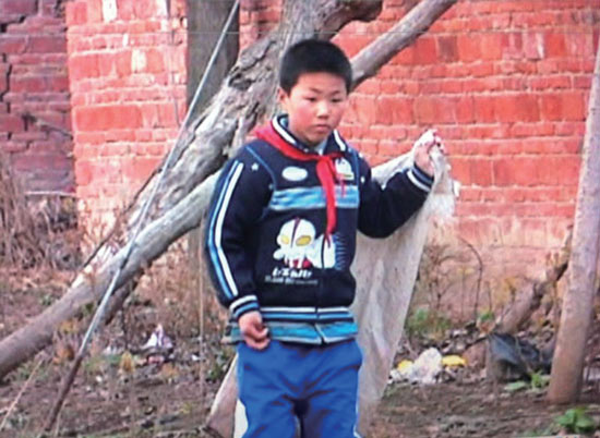 有時(shí)候,浩浩會(huì)拿著蛇皮袋撿些垃圾賣錢視 頻截圖 有時(shí)候,浩浩會(huì)拿著蛇皮袋撿些垃圾賣錢視 頻截圖