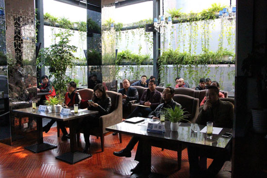 《創業星工廠》第二季海選現場,評委們認真聽取創業者的項目介紹 《創業星工廠》第二季海選現場,評委們認真聽取創業者的項目介紹