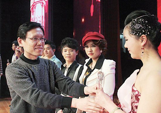 2013年2月1日，《對9當(dāng)歌》總決賽在鄭州開唱。圖為東方今報副社長胡楊為選手頒獎