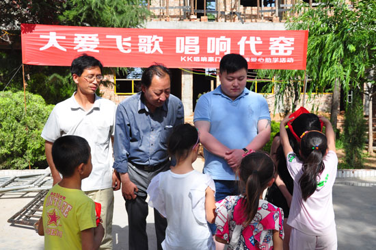 代窯小學的學生為代表們系紅領巾 代窯小學的學生為代表們系紅領巾