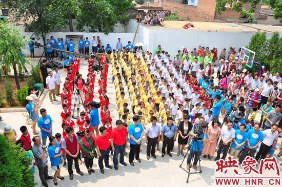 新農村頻道為代窯小學發起的“讓愛綻放”公益援建活動現場 新農村頻道為代窯小學發起的“讓愛綻放”公益援建活動現場