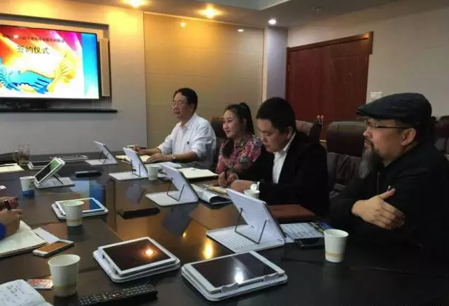 從右至左依次為趙財神,雅購供銷CEO許濤,農團聯盟創始人王婷。 從右至左依次為趙財神,雅購供銷CEO許濤,農團聯盟創始人王婷。