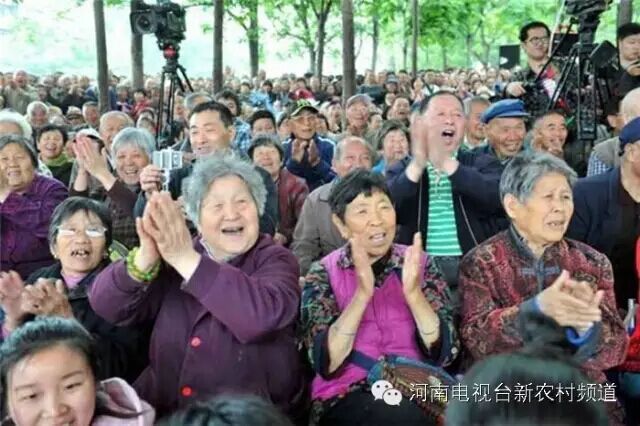 藝術家賣力演出,觀眾高聲叫好 藝術家賣力演出,觀眾高聲叫好