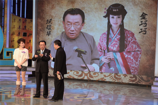 侯耀華、金巧巧在節(jié)目錄制現(xiàn)場(chǎng)《知根知底》供圖 侯耀華、金巧巧在節(jié)目錄制現(xiàn)場(chǎng)《知根知底》供圖