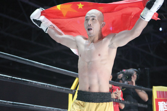 一龍獲勝后舉起國旗 一龍獲勝后舉起國旗