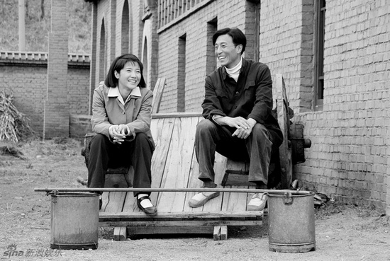 焦裕祿的妻子從縣委伙房借了小半桶水,焦裕祿說(shuō),這水是炊事員走四五里路擔(dān)來(lái)的,你這算剝削 《電視劇》焦 焦裕祿的妻子從縣委伙房借了小半桶水,焦裕祿說(shuō),這水是炊事員走四五里路擔(dān)來(lái)的,你這算剝削 《電視劇》焦