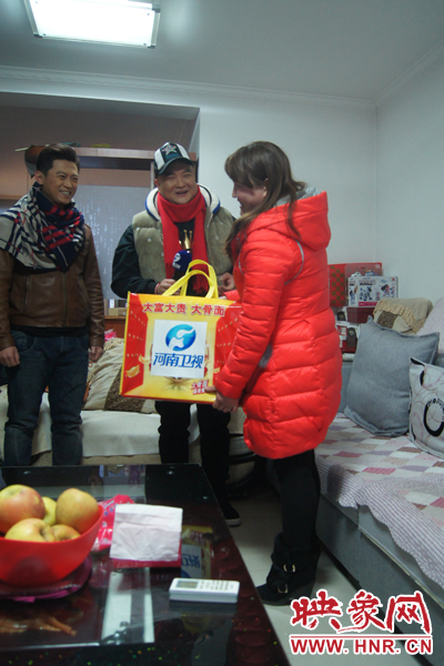 范軍、張竟達(dá)噓寒問暖送祝福 范軍、張竟達(dá)噓寒問暖送祝福