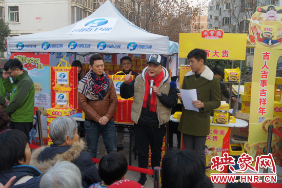 范軍、張竟達(dá)在社區(qū)與群眾親切互動 范軍、張竟達(dá)在社區(qū)與群眾親切互動