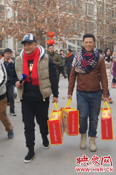 兩位明星前往住戶家里送“富貴” 兩位明星前往住戶家里送“富貴”