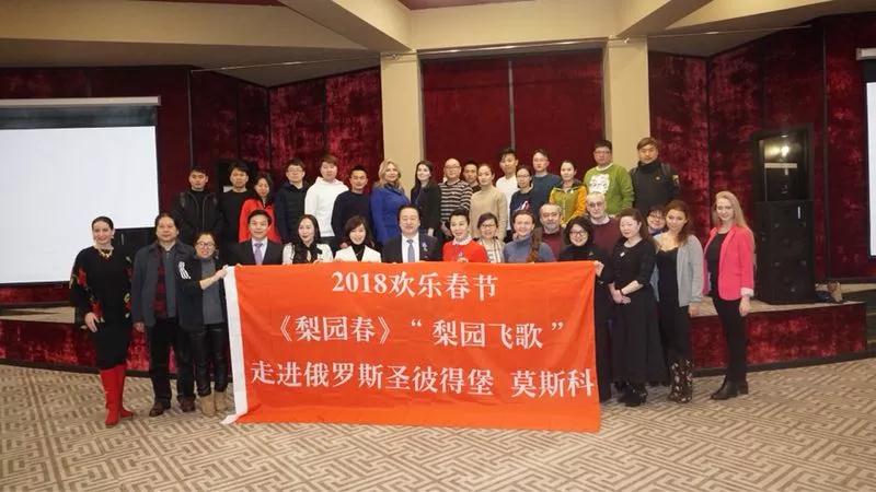 《梨園春》與俄羅斯文化學者開展座談會,共同交流中俄藝術文化的發展并互贈禮物 《梨園春》與俄羅斯文化學者開展座談會,共同交流中俄藝術文化的發展并互贈禮物