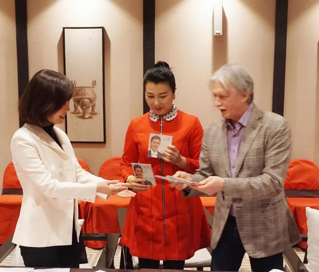 俄羅斯藝術家向代表團贈送藝術品 俄羅斯藝術家向代表團贈送藝術品