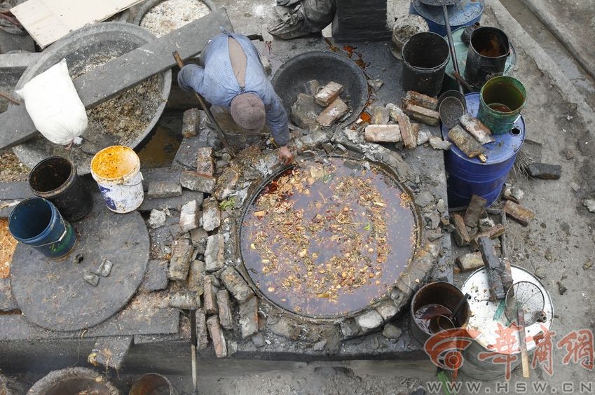 陜西一養豬場偷煉泔水油 廠主:泔水養豬油賣錢 陜西一養豬場偷煉泔水油 廠主:泔水養豬油賣錢