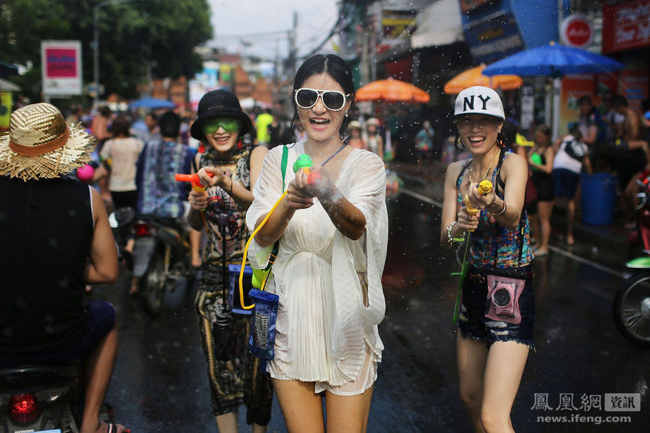 泰國潑水節的“水槍大戰”