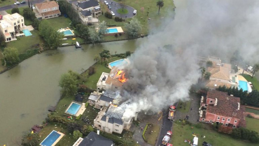 阿根廷一小飛機(jī)墜毀民宅 死者為航空公司前主席 阿根廷一小飛機(jī)墜毀民宅 死者為航空公司前主席