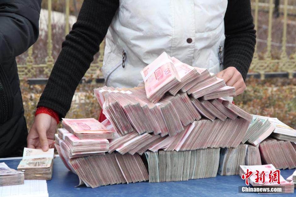 甘肅山村一支書發百萬分紅現金 激勵全村農民致富 甘肅山村一支書發百萬分紅現金 激勵全村農民致富