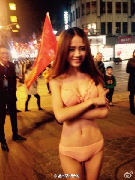 溫州一酒吧開業 請多名女子當街脫衣