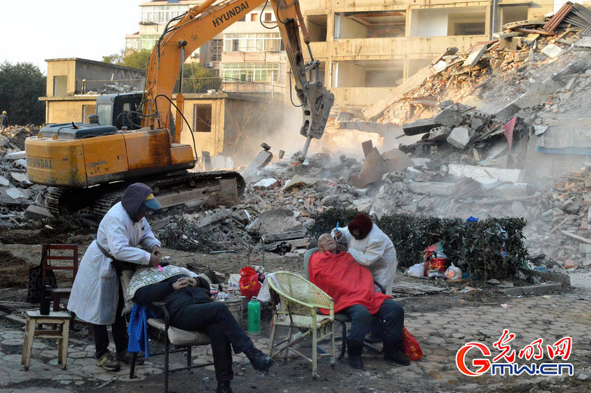 老人安坐拆遷現場剃須 老人安坐拆遷現場剃須