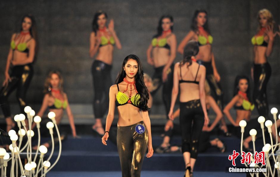 世界超模巔峰對決“中國風”驚艷亮相 世界超模巔峰對決“中國風”驚艷亮相