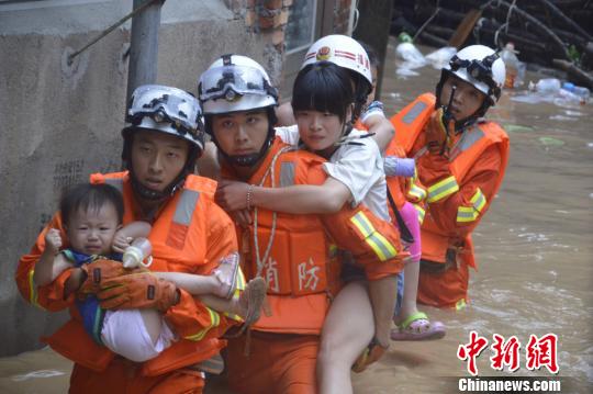 圖為漳平消防大隊涉水轉移被困群眾。