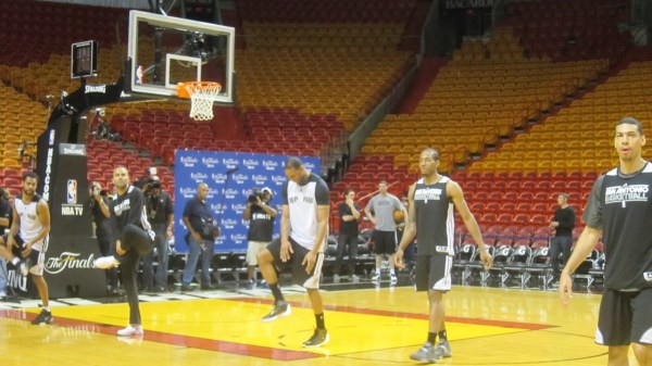 馬刺備戰(zhàn)對陣熱火的第一場總決賽比賽之前，麥蒂亮相訓(xùn)練場，受到媒體狂熱追捧，在馬刺球員中風(fēng)頭最勁，他也