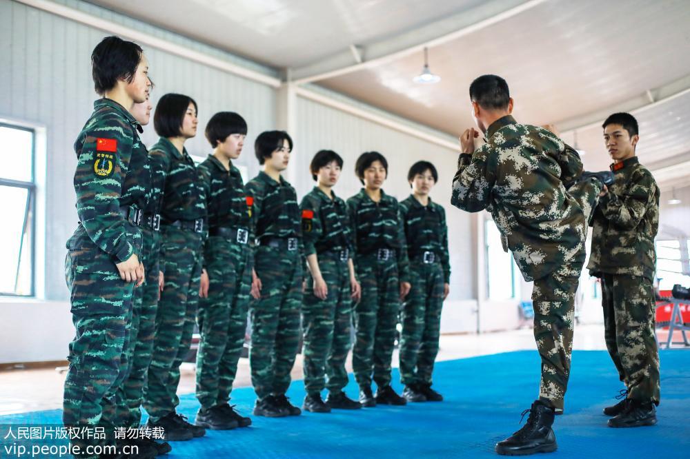 直擊武警特戰女兵搏擊訓練 直擊武警特戰女兵搏擊訓練