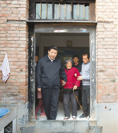 3月17日,習近平在東壩頭鄉張莊村看望85歲老人張景枝。 3月17日,習近平在東壩頭鄉張莊村看望85歲老人張景枝。