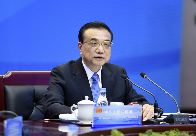 李克強總理15日上午在鄭州國際會展中心主持上合總理會小范圍會談。 李克強總理15日上午在鄭州國際會展中心主持上合總理會小范圍會談。